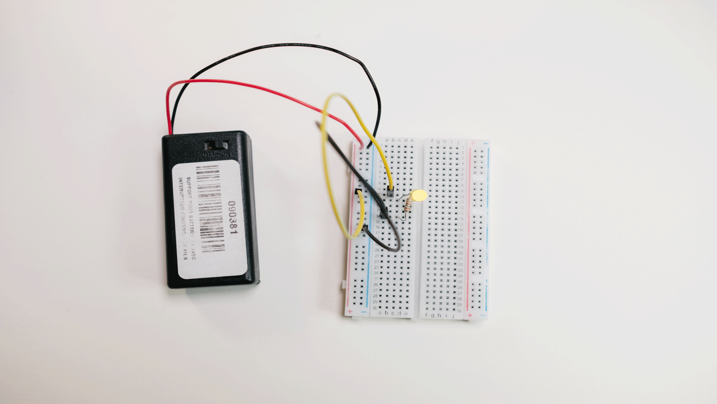 Une batterie connectée à un circuit simple à DEL sur une platine de prototypage.